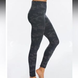 SPANX Look At Me Now Black Camo Leggings Small NWOT